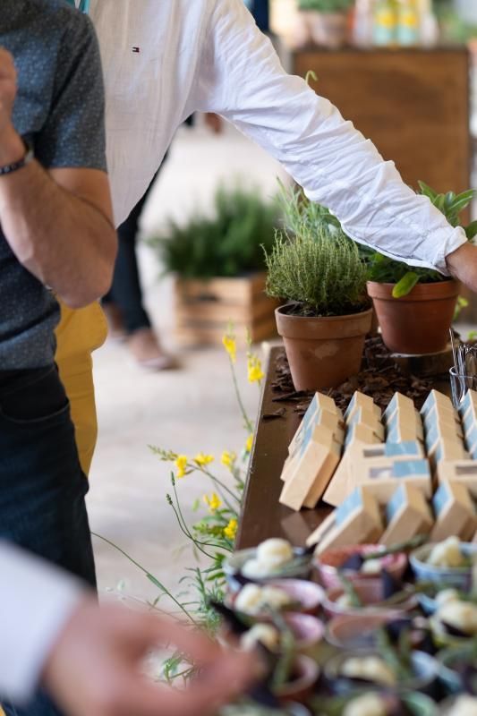 Un uomo sta tagliando un pezzo di formaggio su un tavolo.