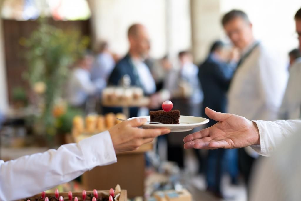 Una persona sta regalando una fetta di torta a un'altra persona.