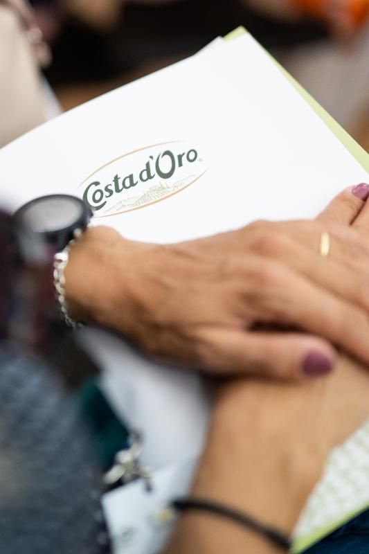 Una donna tiene in mano un libro con scritto costa d'oro