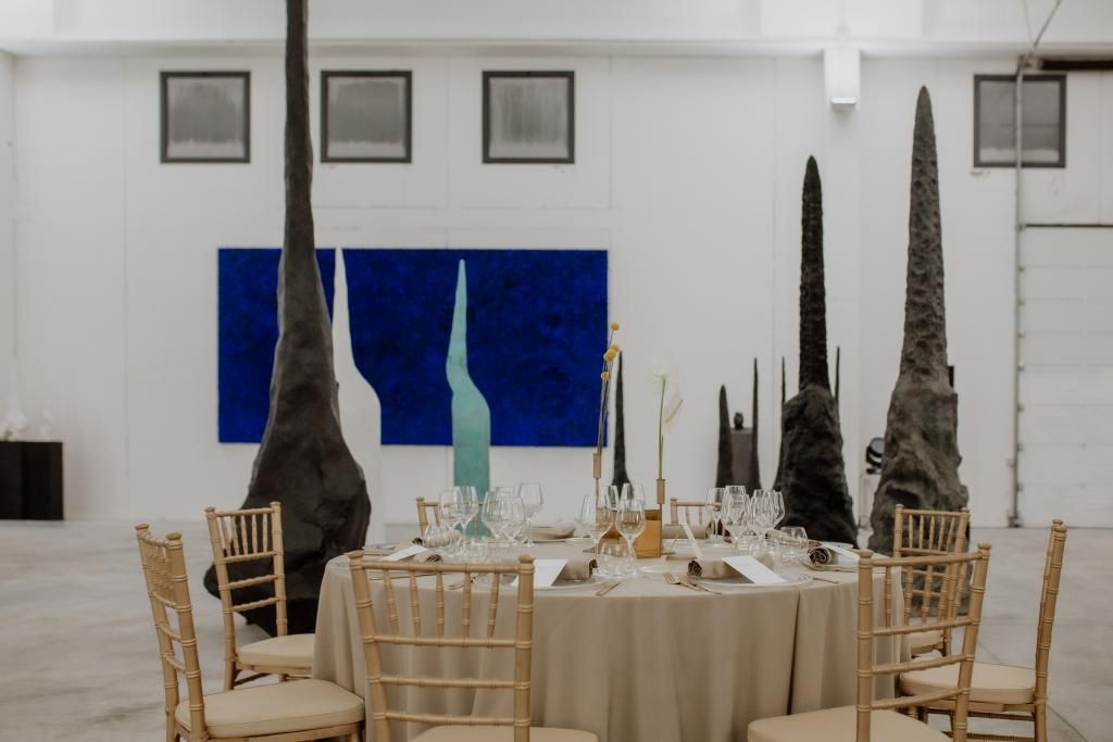 Un tavolo e sedie in una stanza con un dipinto sul muro.