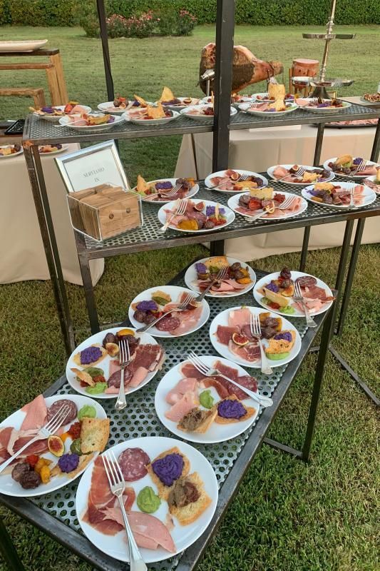 Ci sono molti piatti di cibo sul tavolo.