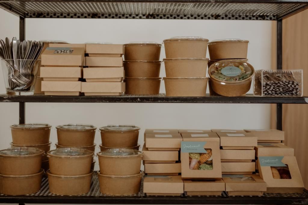 Uno scaffale pieno di contenitori e scatole per alimenti.