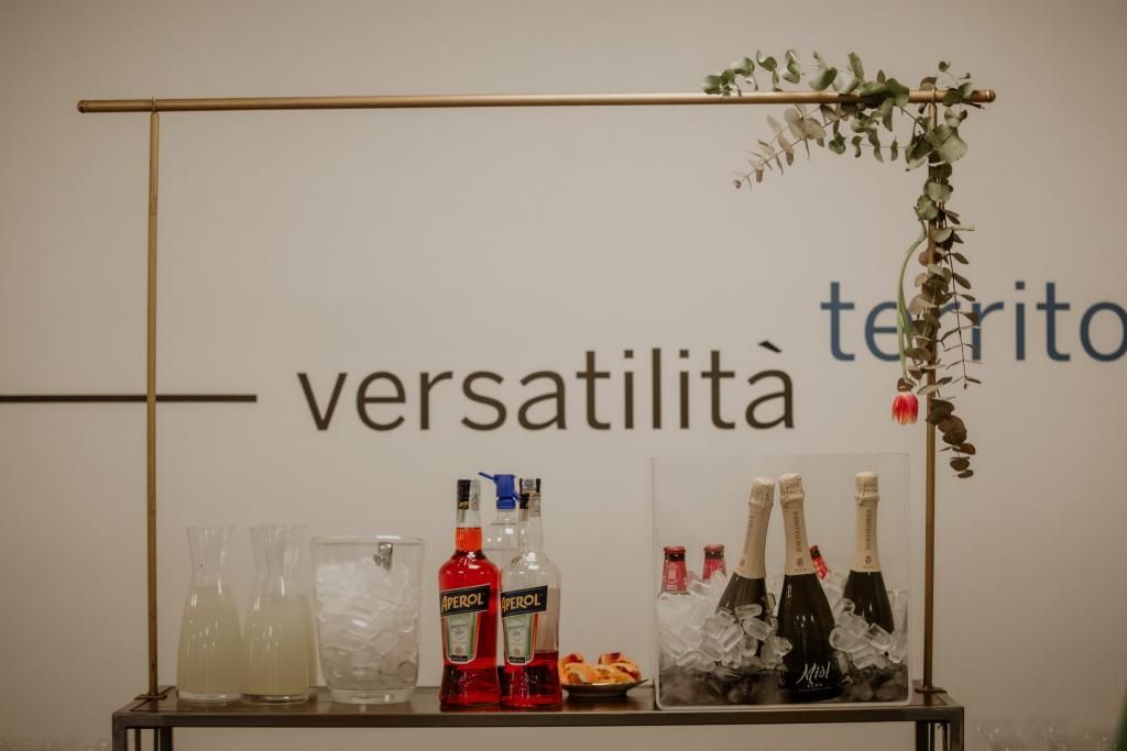 Un bar con bottiglie di alcolici e un cartello che dice versatilita