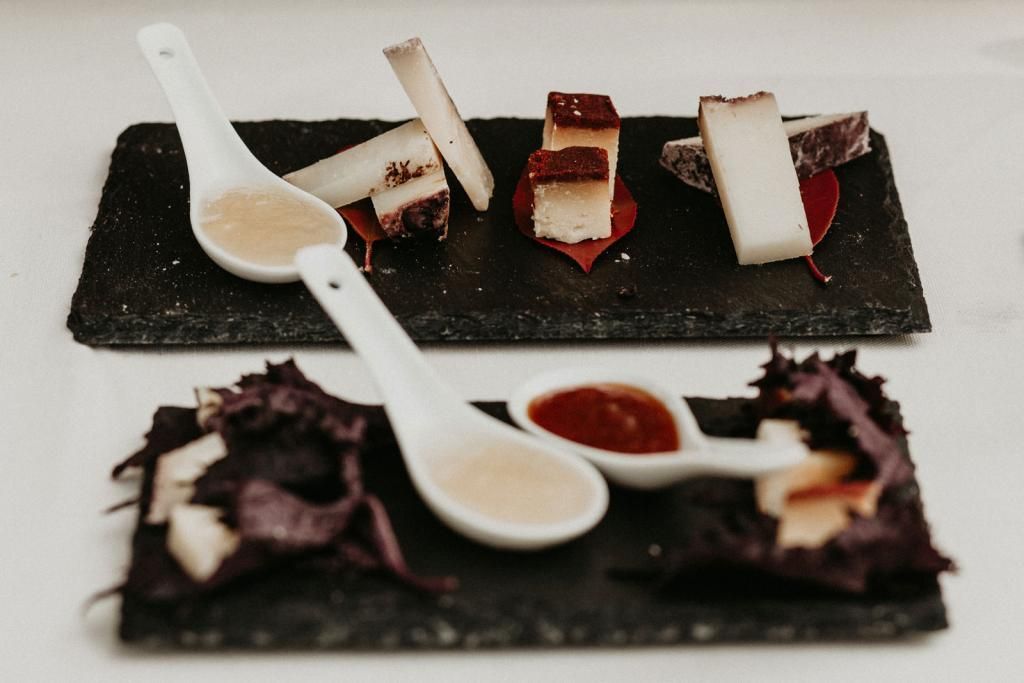 Due piatti di cibo con cucchiai sopra su un tavolo