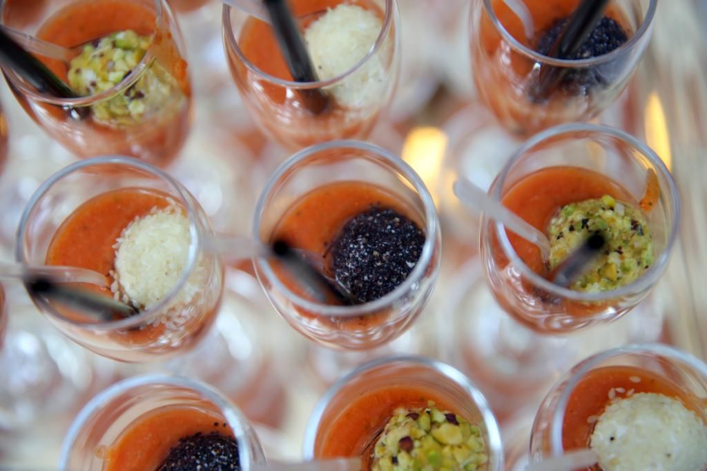 Ci sono molti tipi diversi di cibo nei bicchieri.