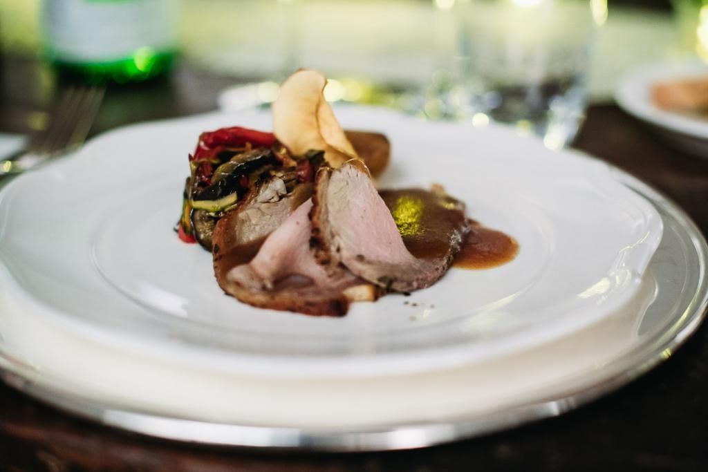 Un primo piano di un piatto di cibo su un tavolo.