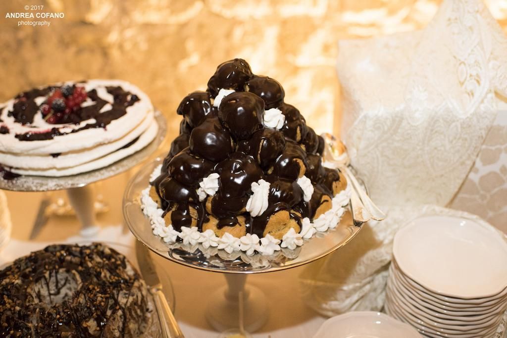 Ci sono tanti tipi diversi di dolci sulla tavola.