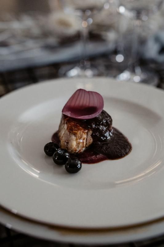 Un primo piano di un piatto di cibo su un tavolo.