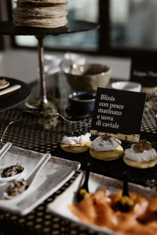 Un tavolo con piatti di cibo e un cartello con la scritta 