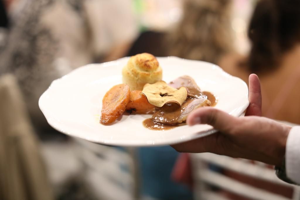 Una persona tiene in mano un piatto di cibo.