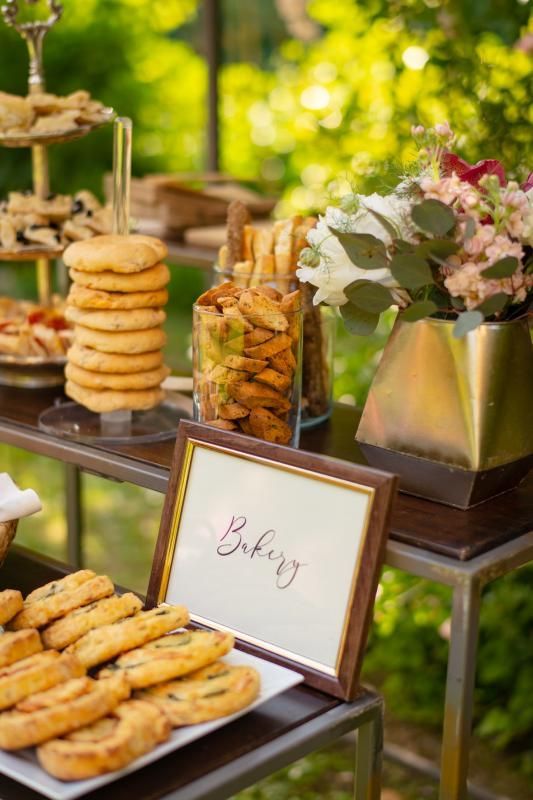 Un tavolo con sopra un cartello che dice 