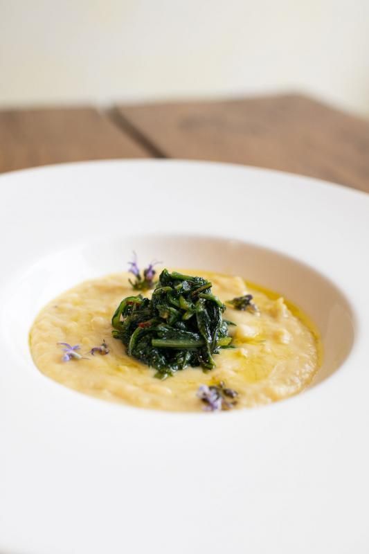 Un primo piano di una ciotola di zuppa su un tavolo.