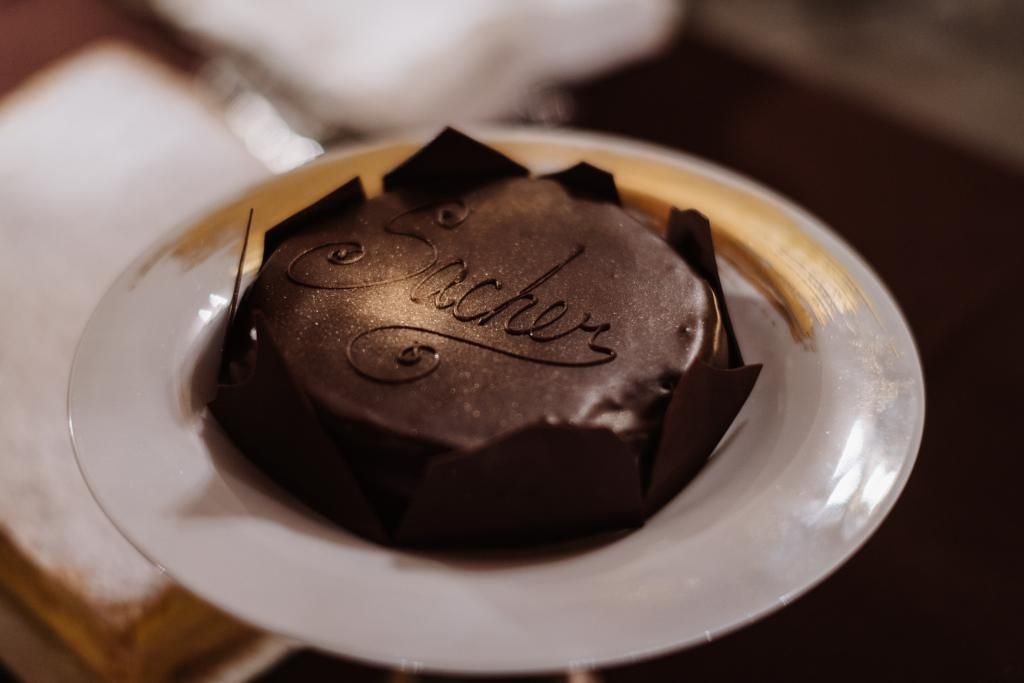 Una torta al cioccolato con sopra la parola sacher