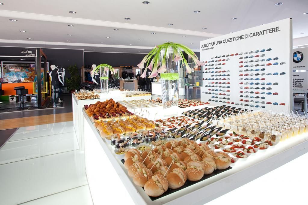 Un'esposizione di cibo con un cartello che dice BMW sopra