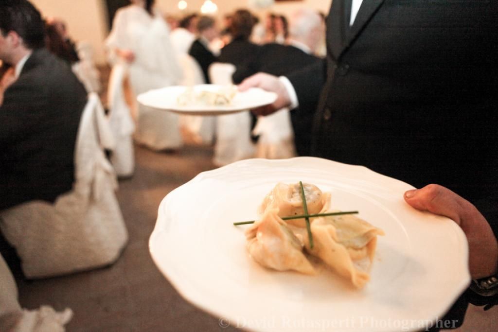 Una persona che tiene in mano un piatto di cibo con sopra una croce