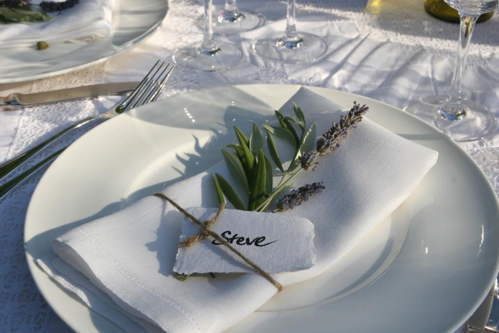 Un piatto bianco con un tovagliolo con su scritto Steve