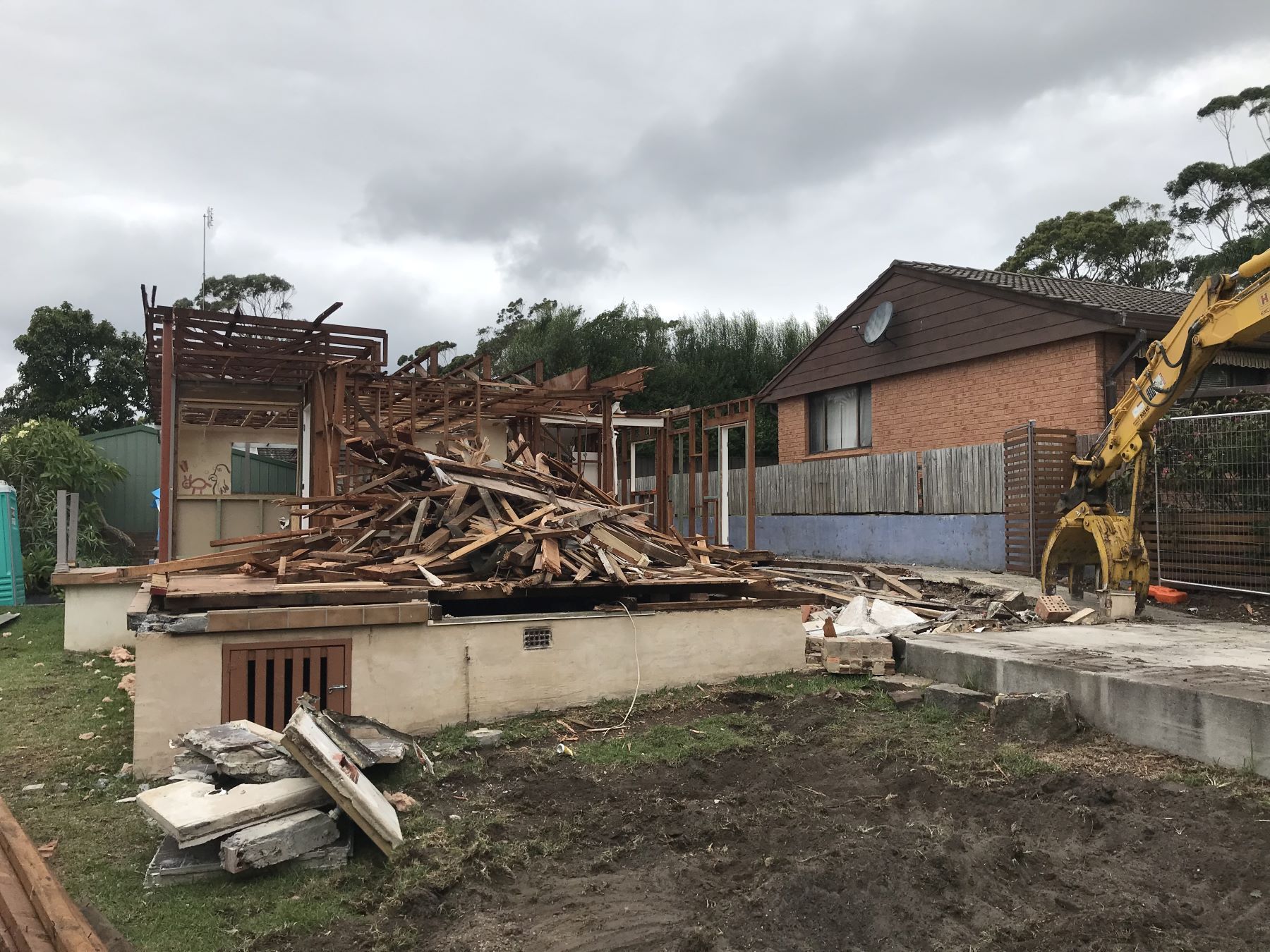 Excavator Attach with Demolition Hammer | Helensburgh, NSW | Hammonds Contracting (NSW) Pty Ltd
