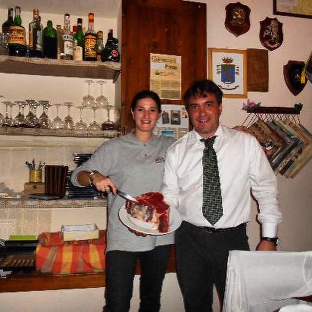 Un uomo e una donna in piedi uno accanto all'altro che tengono un piatto di cibo