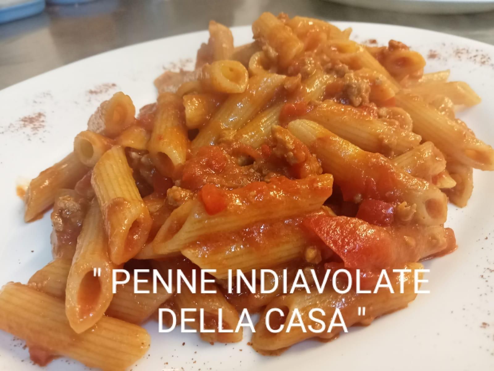 Un primo piano di un piatto di pasta con la scritta