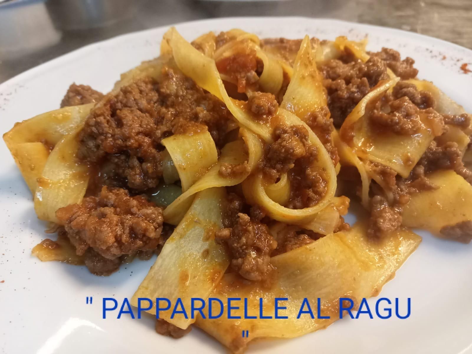 Un primo piano di un piatto di pappardelle al ragù