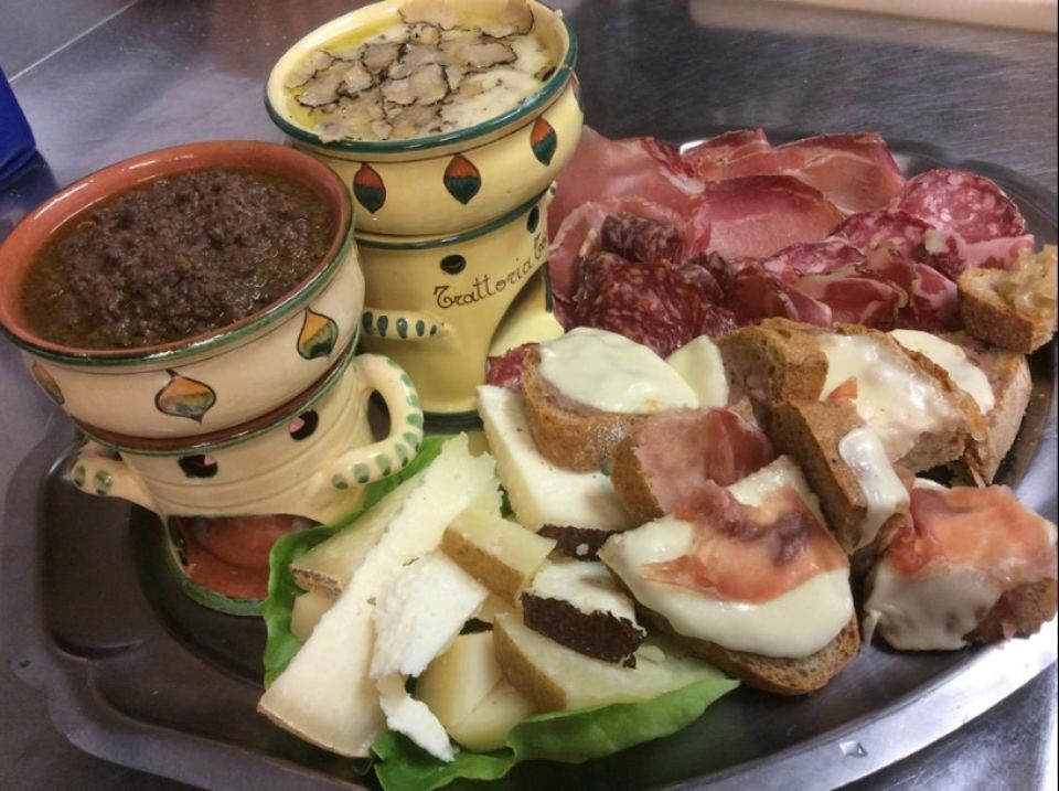 Un piatto di cibo con due ciotole di cibo sopra