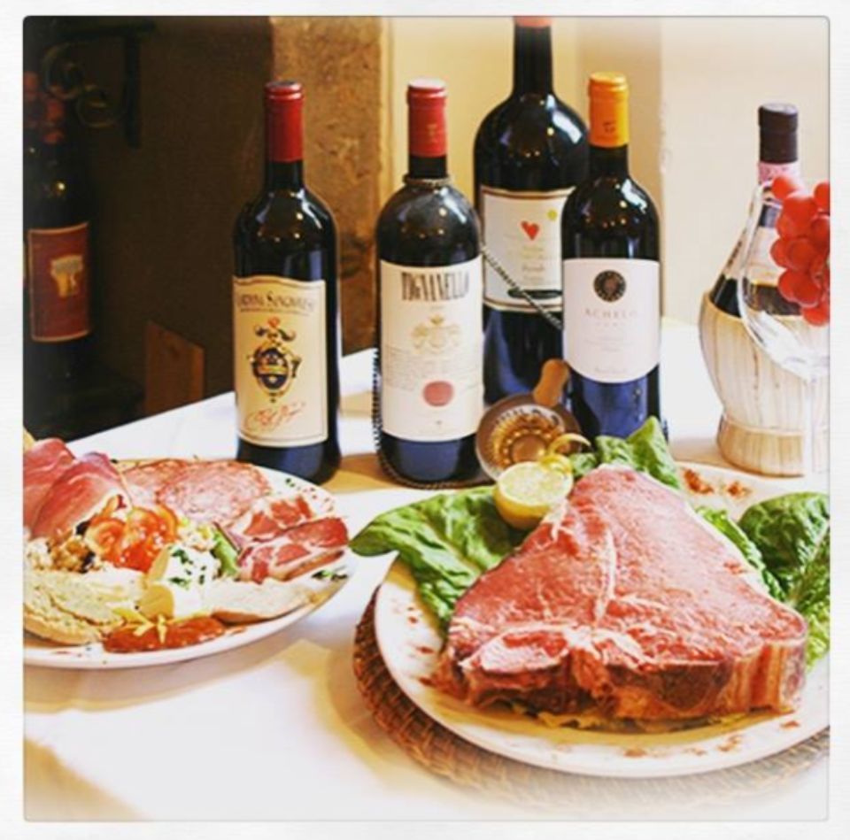 Bottiglie di vino e un piatto di cibo su un tavolo