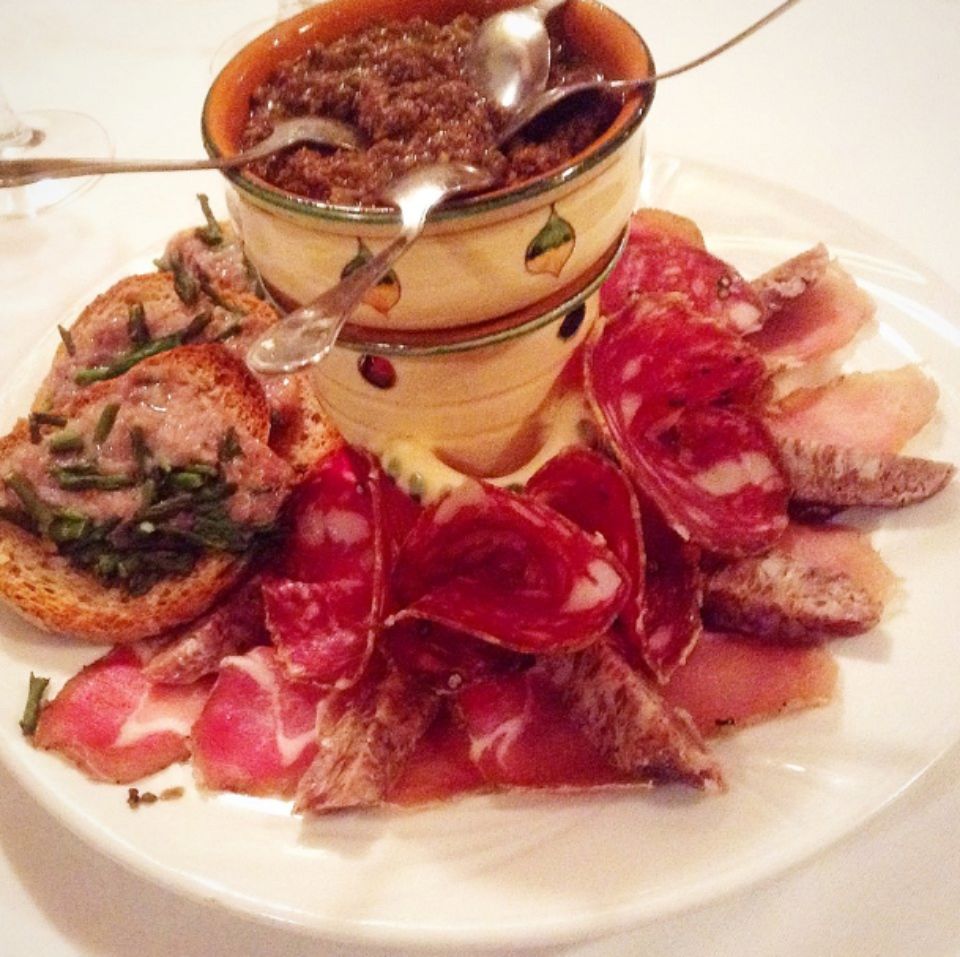 Un piatto di cibo con una ciotola di salsa sopra