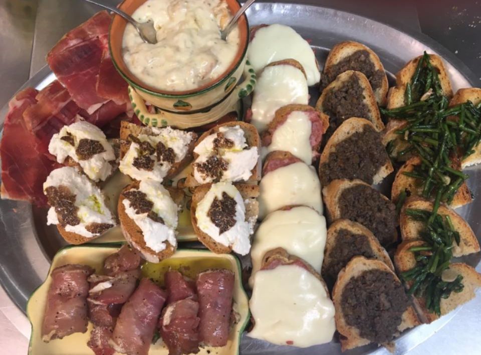 Ci sono molti tipi diversi di cibo nel piatto.