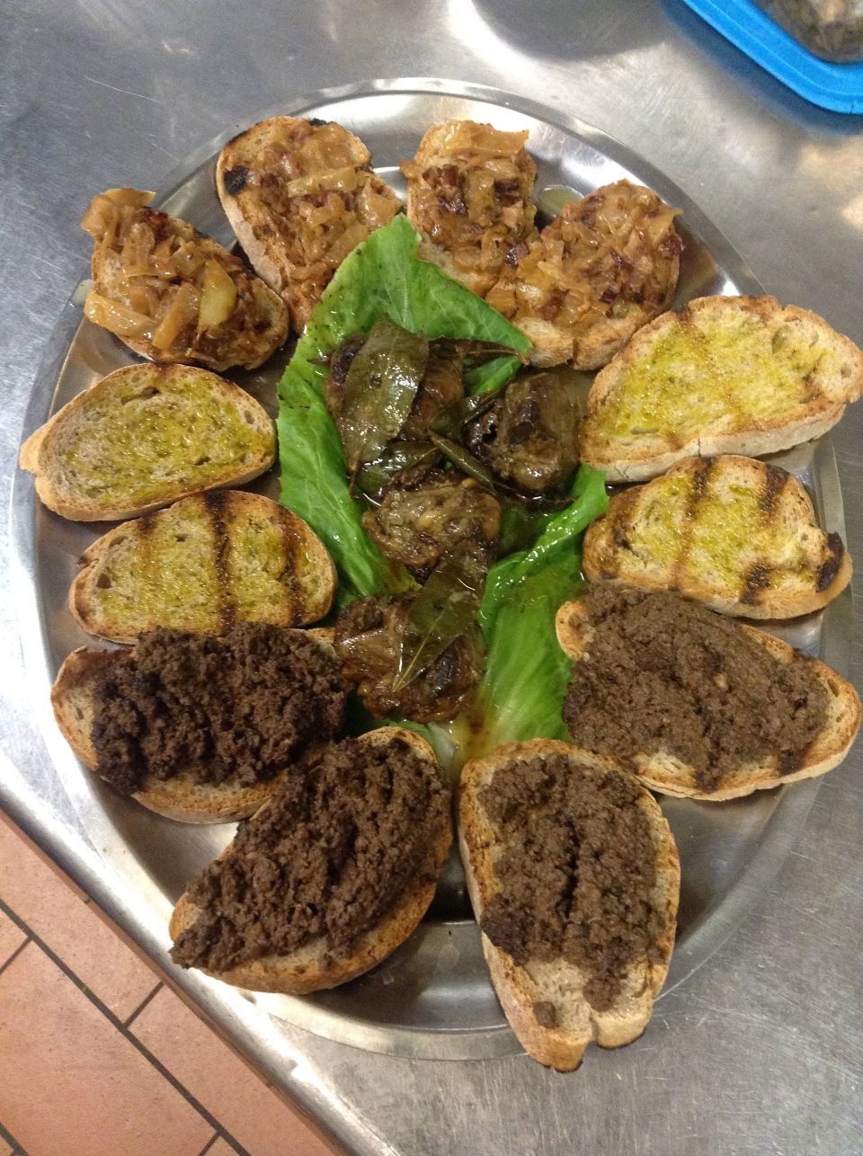Ci sono molti tipi diversi di cibo nel piatto.