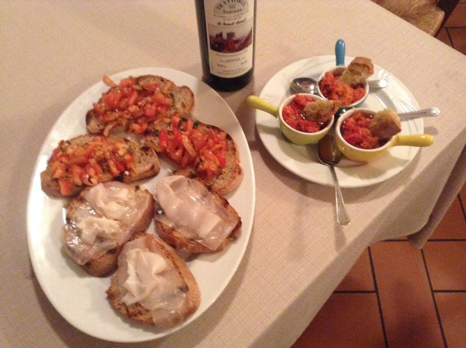 Due piatti di cibo e una bottiglia di vino su un tavolo