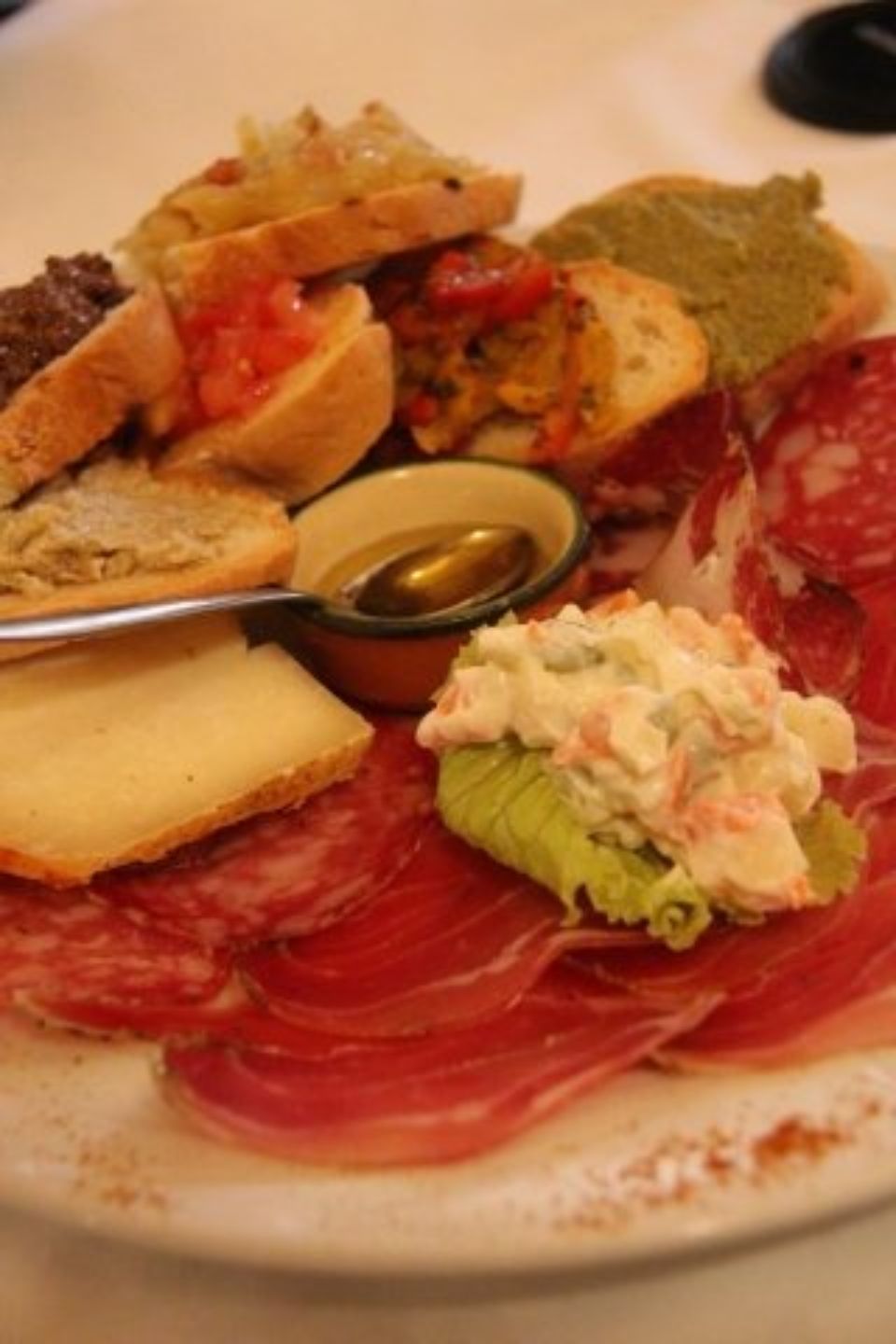 Un piatto di cibo con un cucchiaio dentro