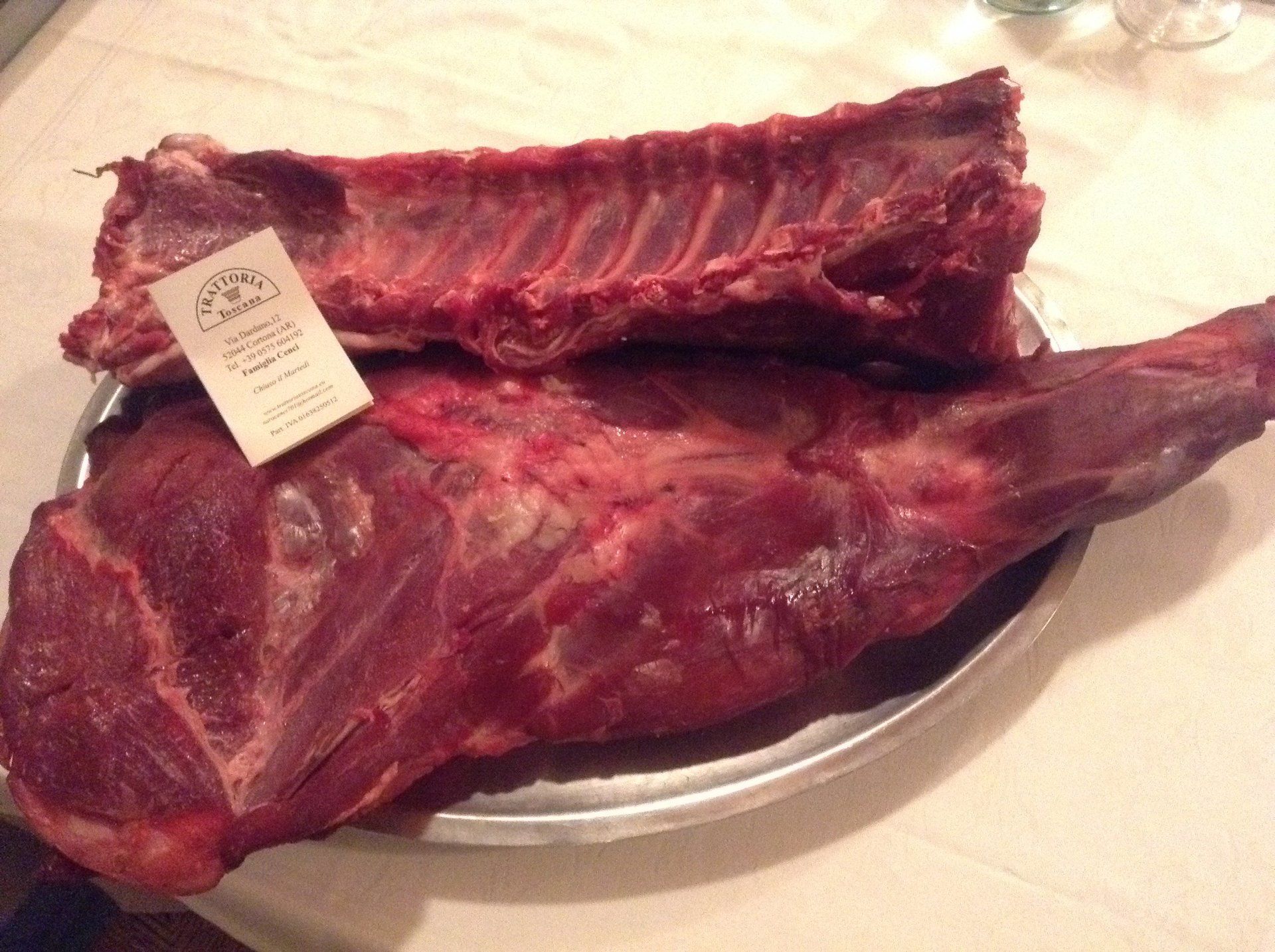 Un pezzo di carne con un'etichetta che dice