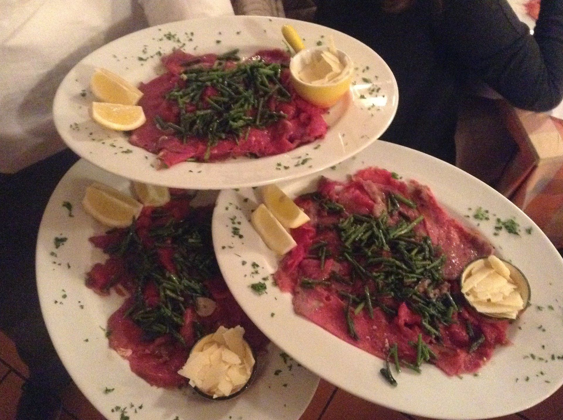 Tre piatti di cibo sono impilati uno sopra l'altro