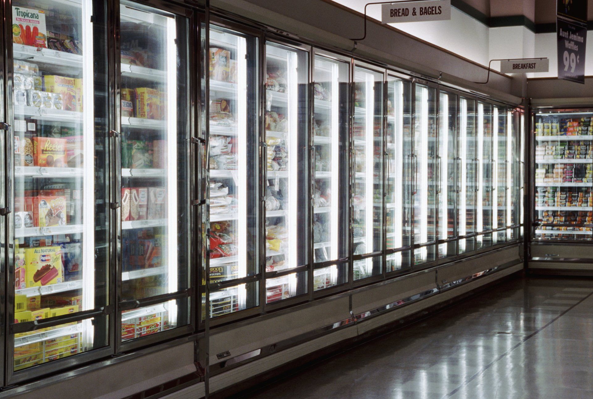 negozio di abbigliamento con arredi moderni