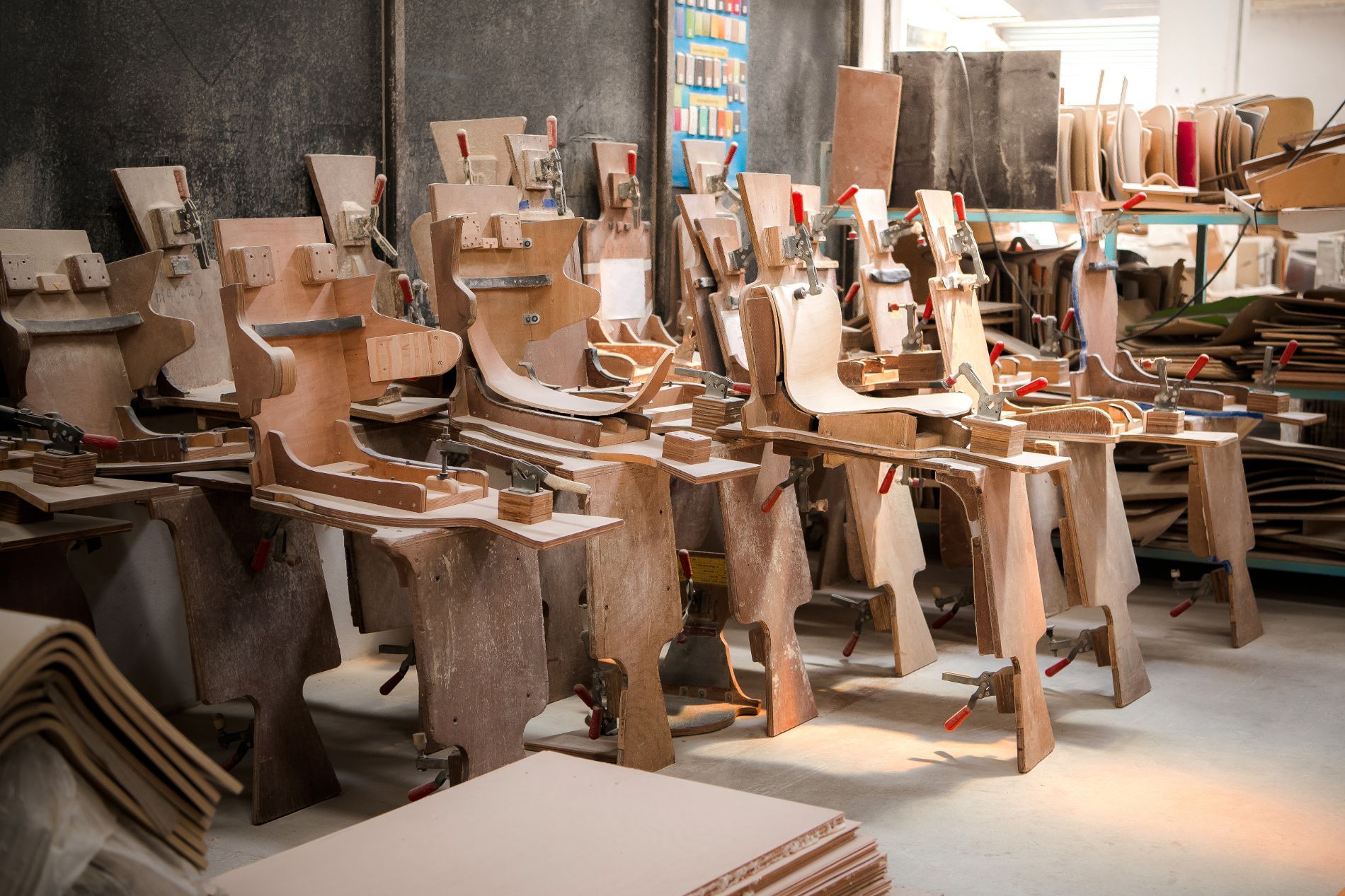 arredi in legno artigianali per attività commerciali