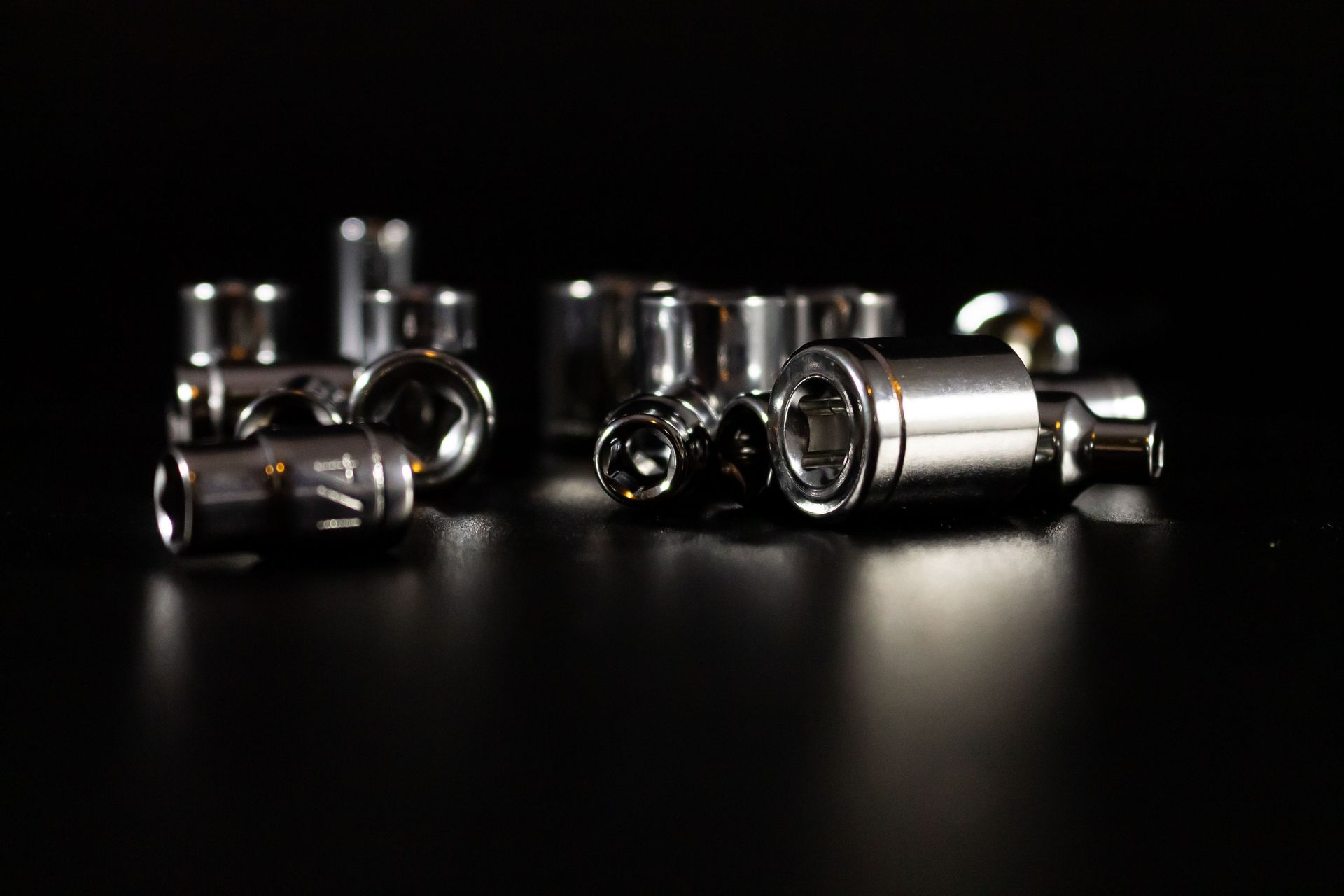 為什麼你的螺帽模具壽命比別人短?鎢鋼碳化鎢(Tungsten Carbide)與合金鋼的材質選擇指南