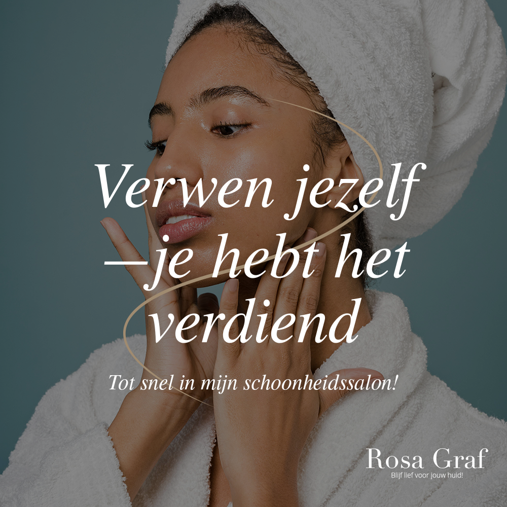 Een vrouw met een handdoek om haar hoofd gewikkeld kijkt naar haar gezicht.