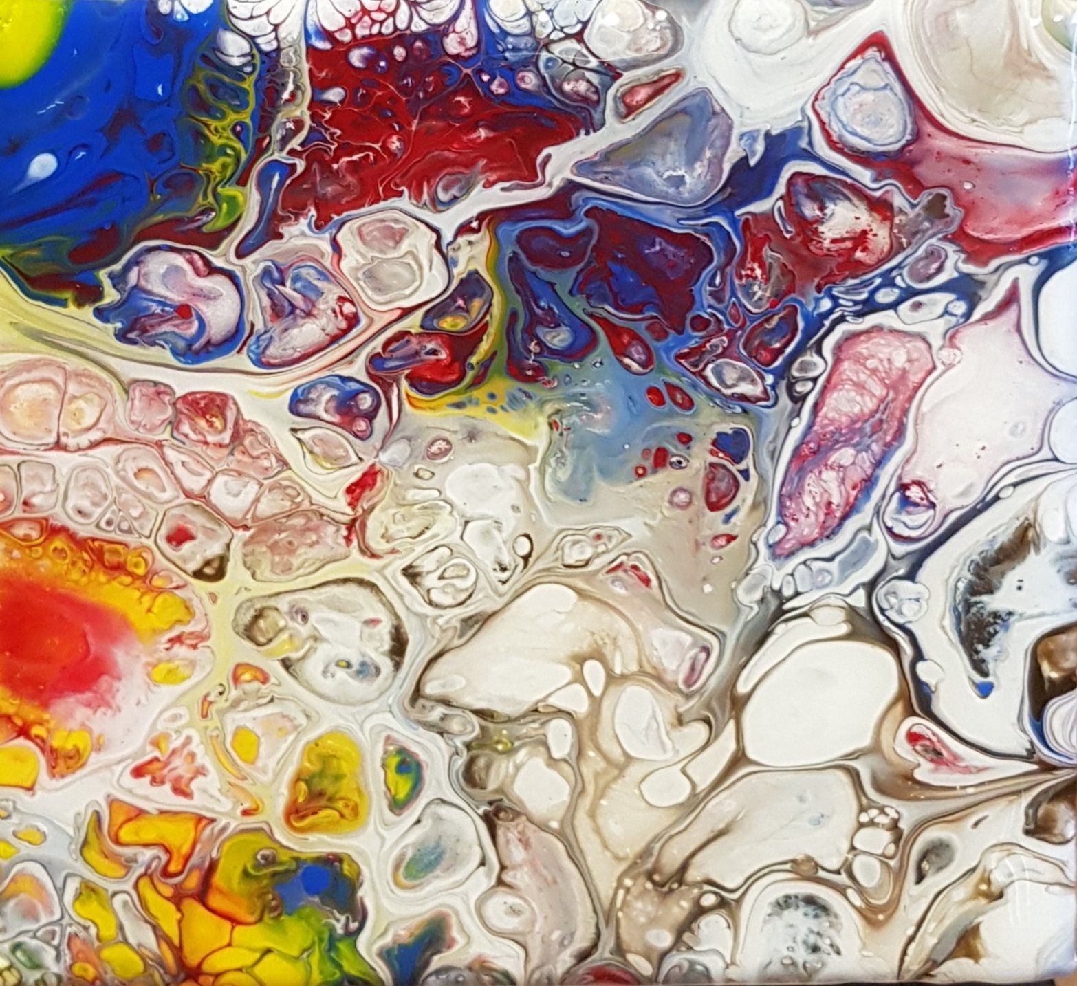 Een close-up van een kleurrijk schilderij op een tafel.