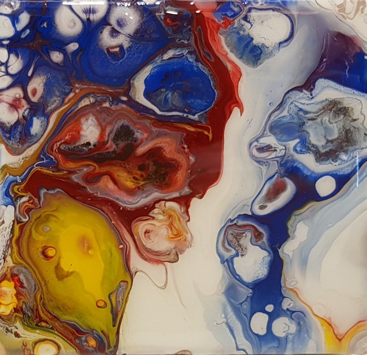 Een close-up van een kleurrijk schilderij op een wit oppervlak