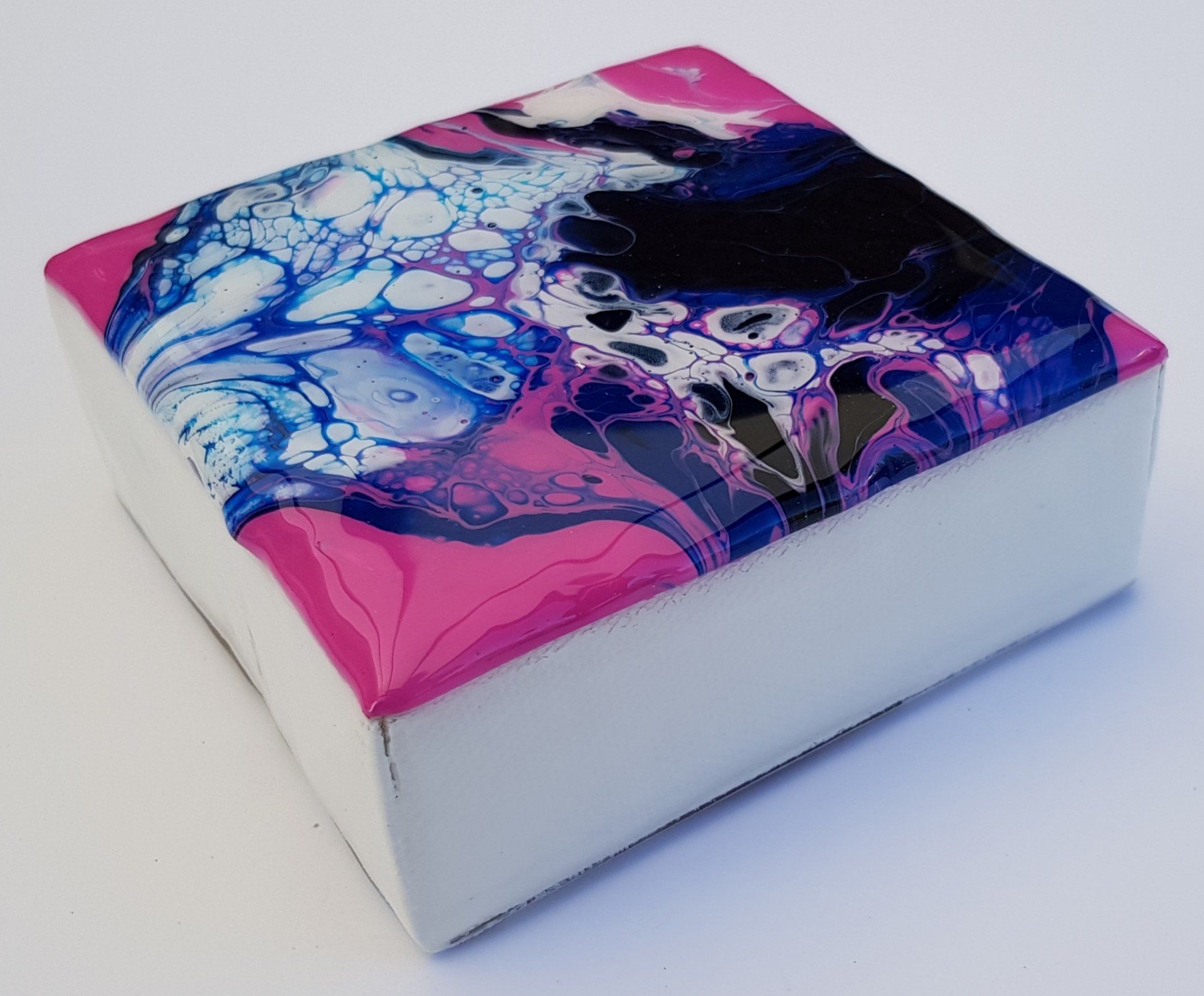 Een roze en blauw schilderij op een wit oppervlak