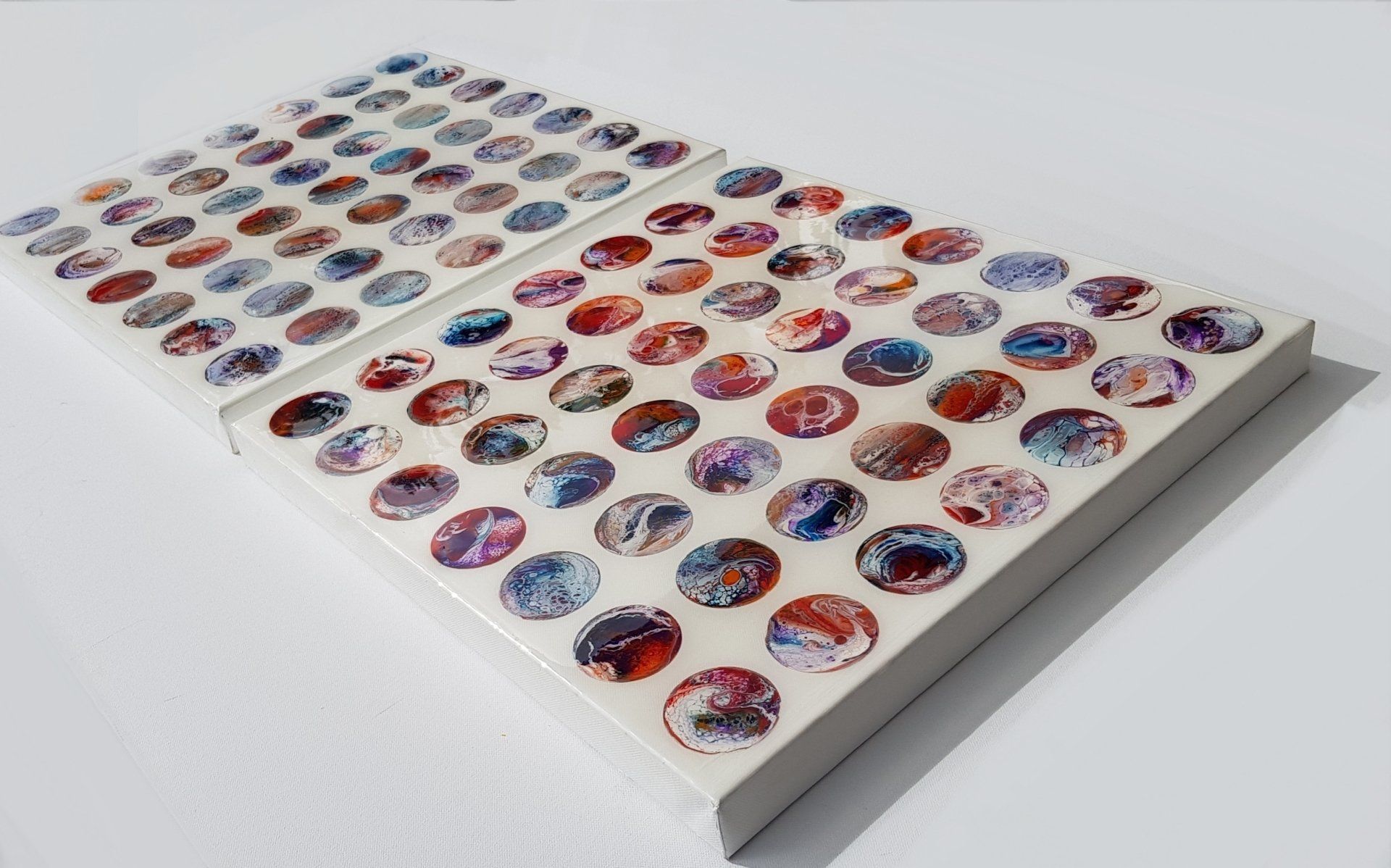 Twee stukken papier met cirkels erop liggen op een tafel.