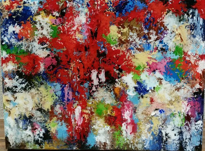 Op een houten tafel ligt een kleurrijk schilderij.