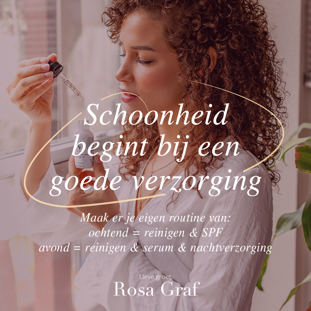 Een vrouw met krullend haar brengt een serum aan op haar gezicht.