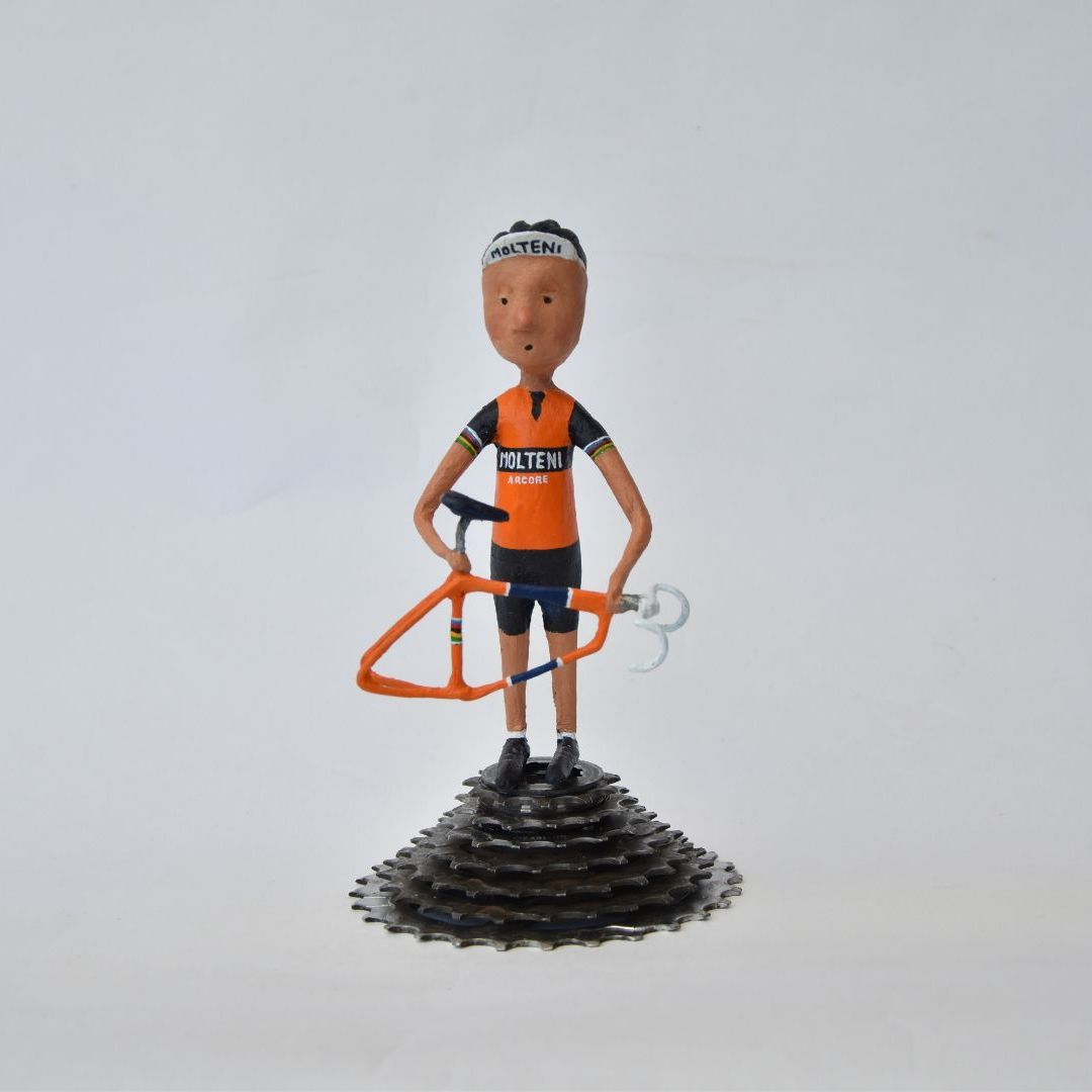 Humoristische wielrenners papier maché.