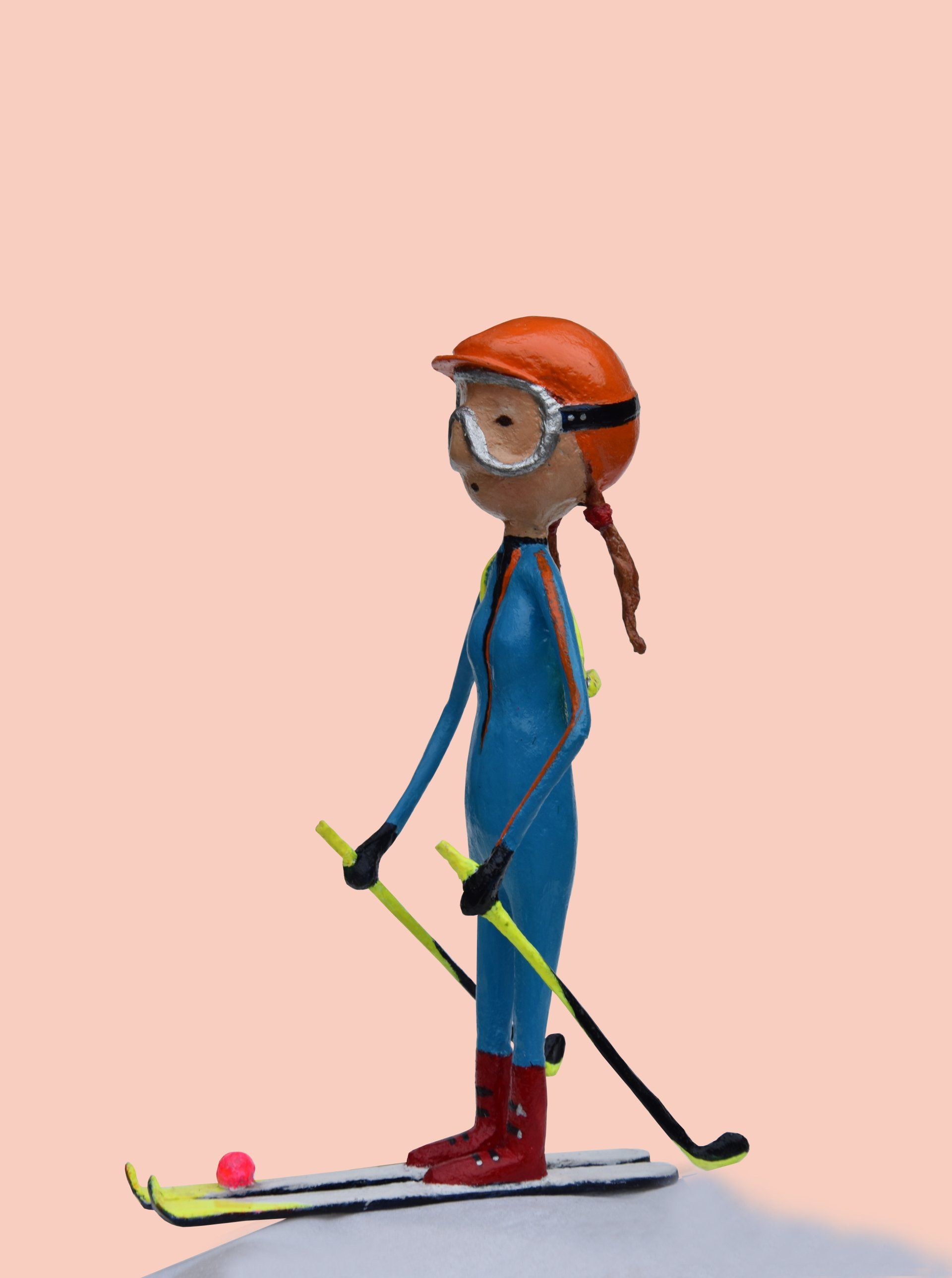 Een beeldje van een meisje dat aan het skiën is met een hockeystick