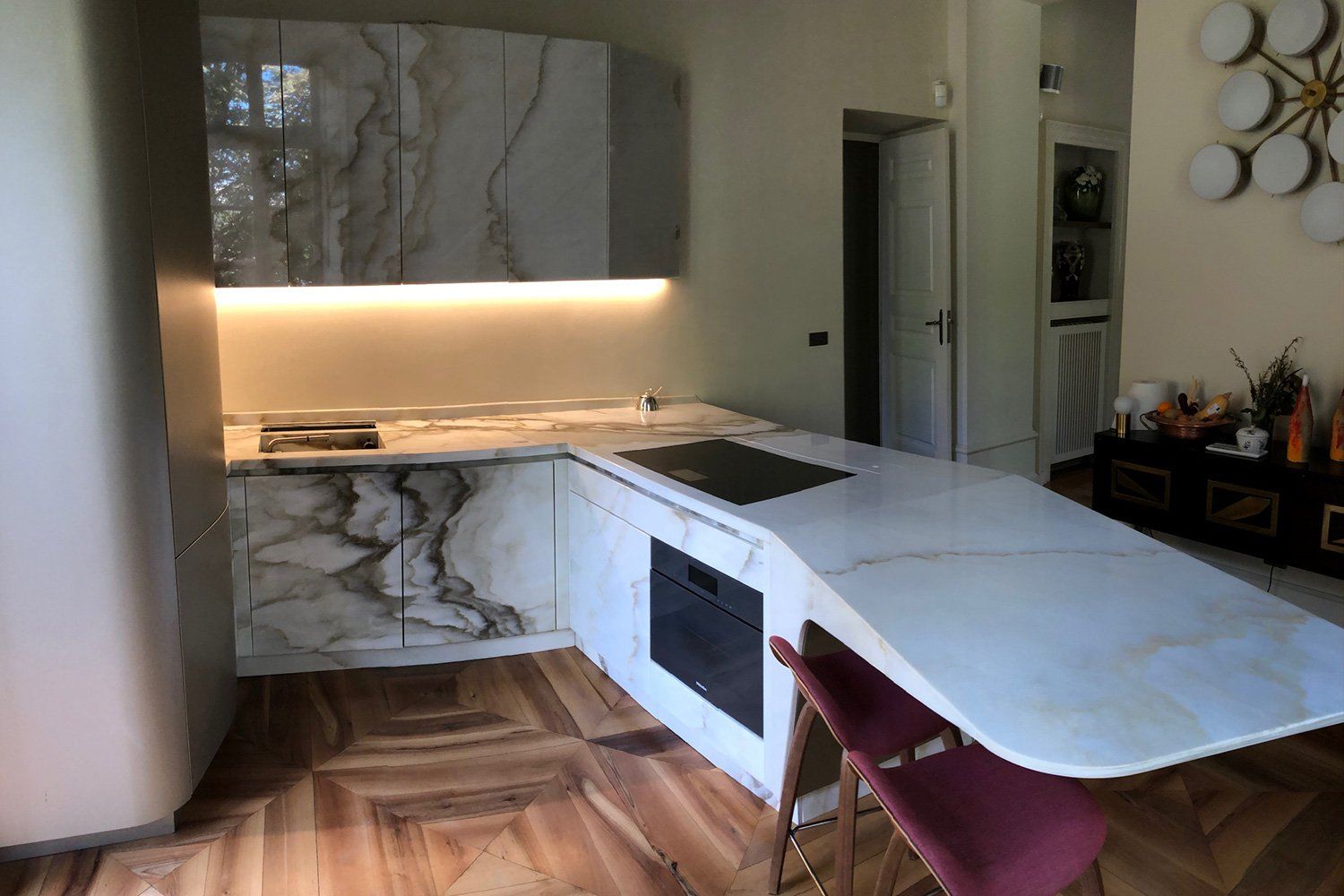 Cucina con top e rivestimenti in marmo