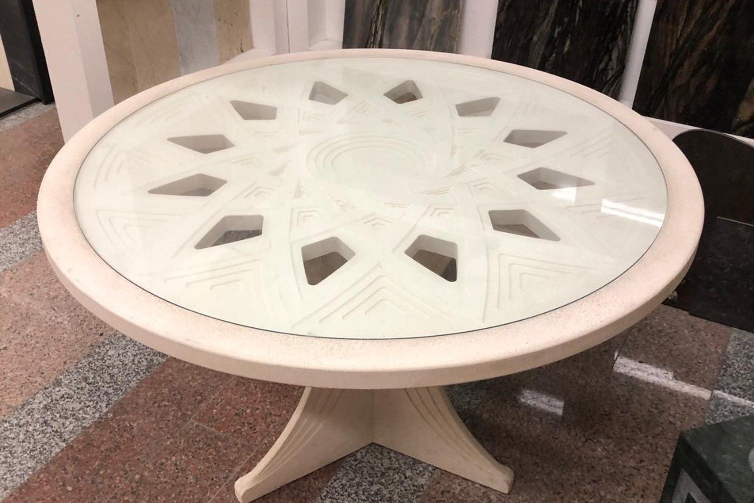 Tavolo in pietra naturale lavorata a mano