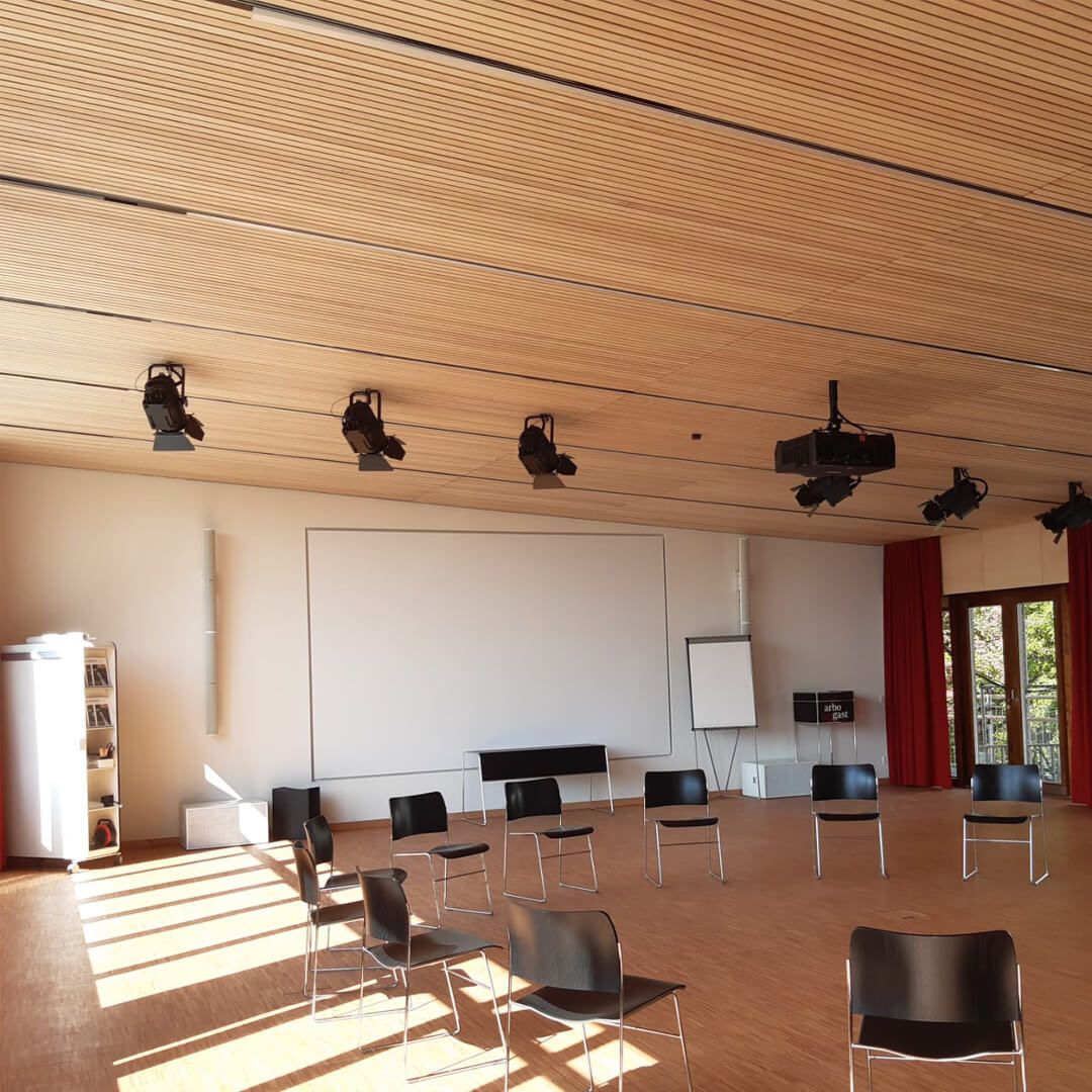 WoodenComfort Holz-Klimadecke im Seminarraum von St. Arbogast in Götzis, Österreich