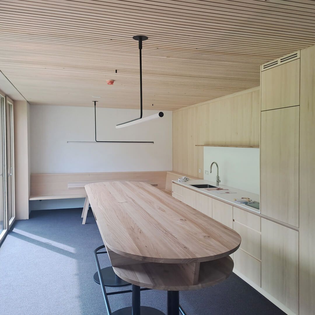 WoodenComfort Holzklimadecke im Aufenthaltsraum der Raiffeisenbank Au, Vorarlberg