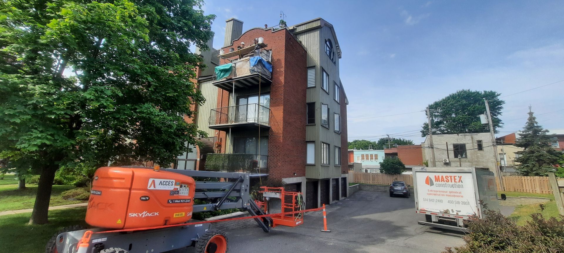 Un grand bâtiment en briques avec un ascenseur devant.